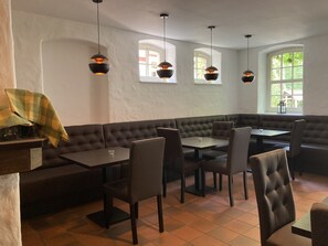 Se ofrece un desayuno bufé (13.50 EUR por persona)