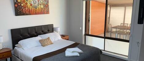 4 chambres, bureau, fer et planche à repasser, lit parapluie