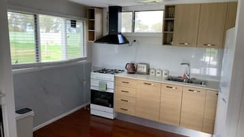 Een koelkast, een microgolfoven, een oven, een kookplaat