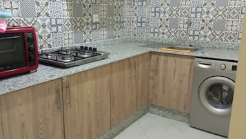 Geladeira, fogão, cooktop, especiarias