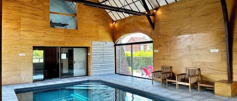 Piscina coperta, una piscina riscaldata
