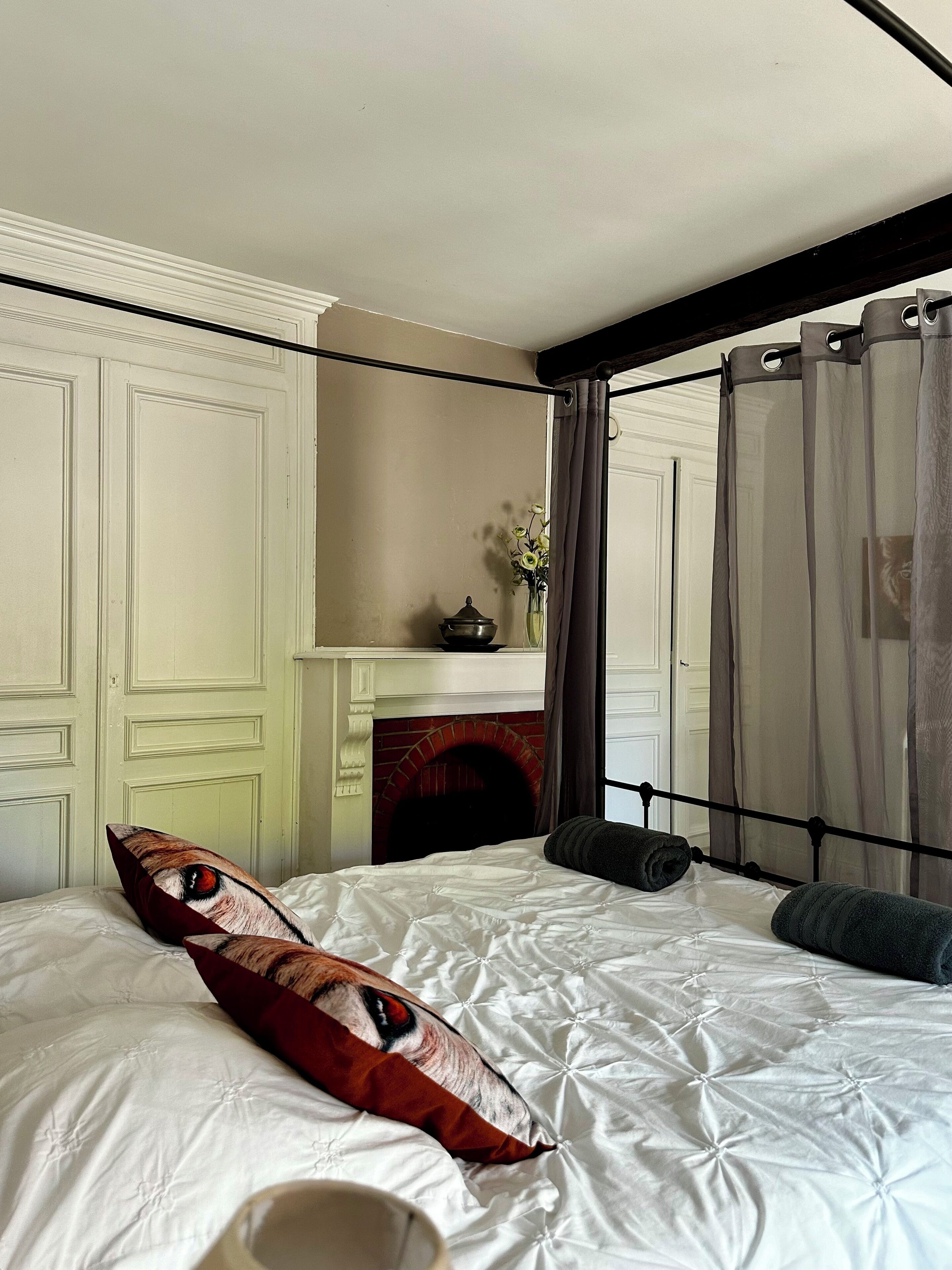 3 chambres, bureau, fer et planche à repasser, lit parapluie