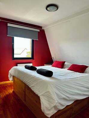 3 chambres, bureau, fer et planche à repasser, lit parapluie