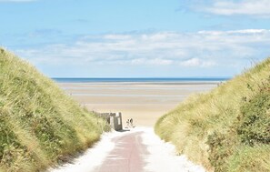 A pathway leading to a beach with dunes on either side. - 2 bedroom beach front home in Créances (Créances)