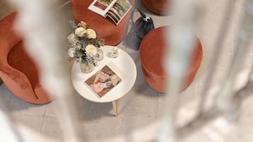 Coin salon dans le hall