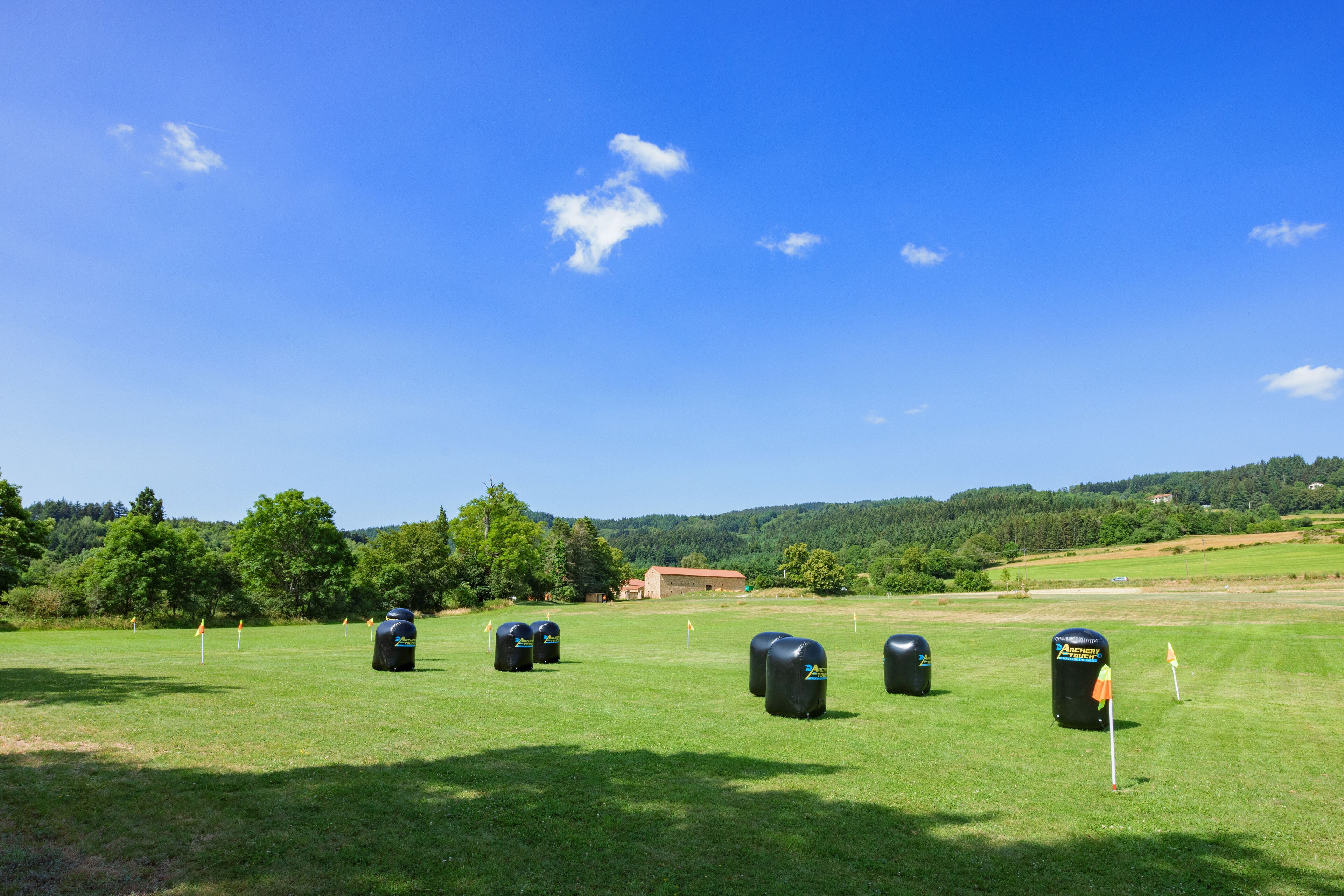 Un campo de golf con numerosos búnkeres y un cielo azul despejado.
