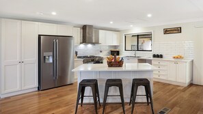 Réfrigérateur, four à micro-ondes, un four, surface de cuisson