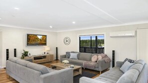 TV, fireplace, ping pong, stereo