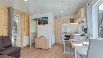 Una televisión, una mesa de tenis de mesa