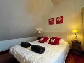 3 bedrooms, iron/ironing board, travel cot, free WiFi - Gîte Les Bambous – Sleeps 8 – 3 Bedrooms – 2 Bathrooms – Indoor Pool (Arques)