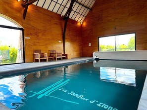 Indoor pool, a heated pool - Gîte Les Bambous – Sleeps 8 – 3 Bedrooms – 2 Bathrooms – Indoor Pool (Arques)