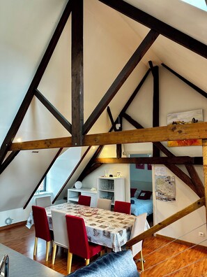 Dining - Gîte Les Bambous – Sleeps 8 – 3 Bedrooms – 2 Bathrooms – Indoor Pool (Arques)