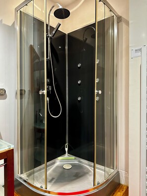 Baignoire, sèche-cheveux, serviettes fournies
