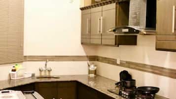 Appartement Exécutif | Cuisine privée | Réfrigérateur, nécessaire de nettoyage