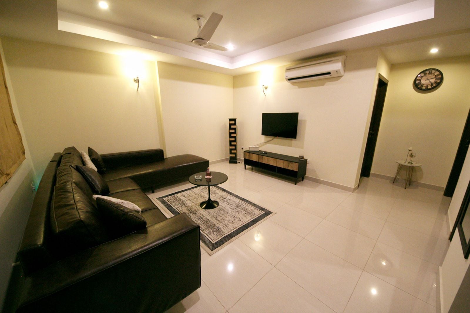 Executive Apartment | Living area | 32-inch LED TV with cable channels, TV