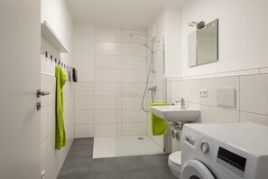 Ensemble douche/baignoire, sèche-cheveux, serviettes fournies, savon