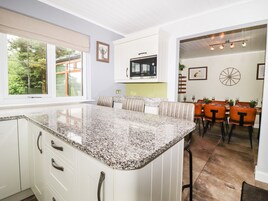 Refrigerador, lavavajillas, tetera/pava eléctrica, tostadora