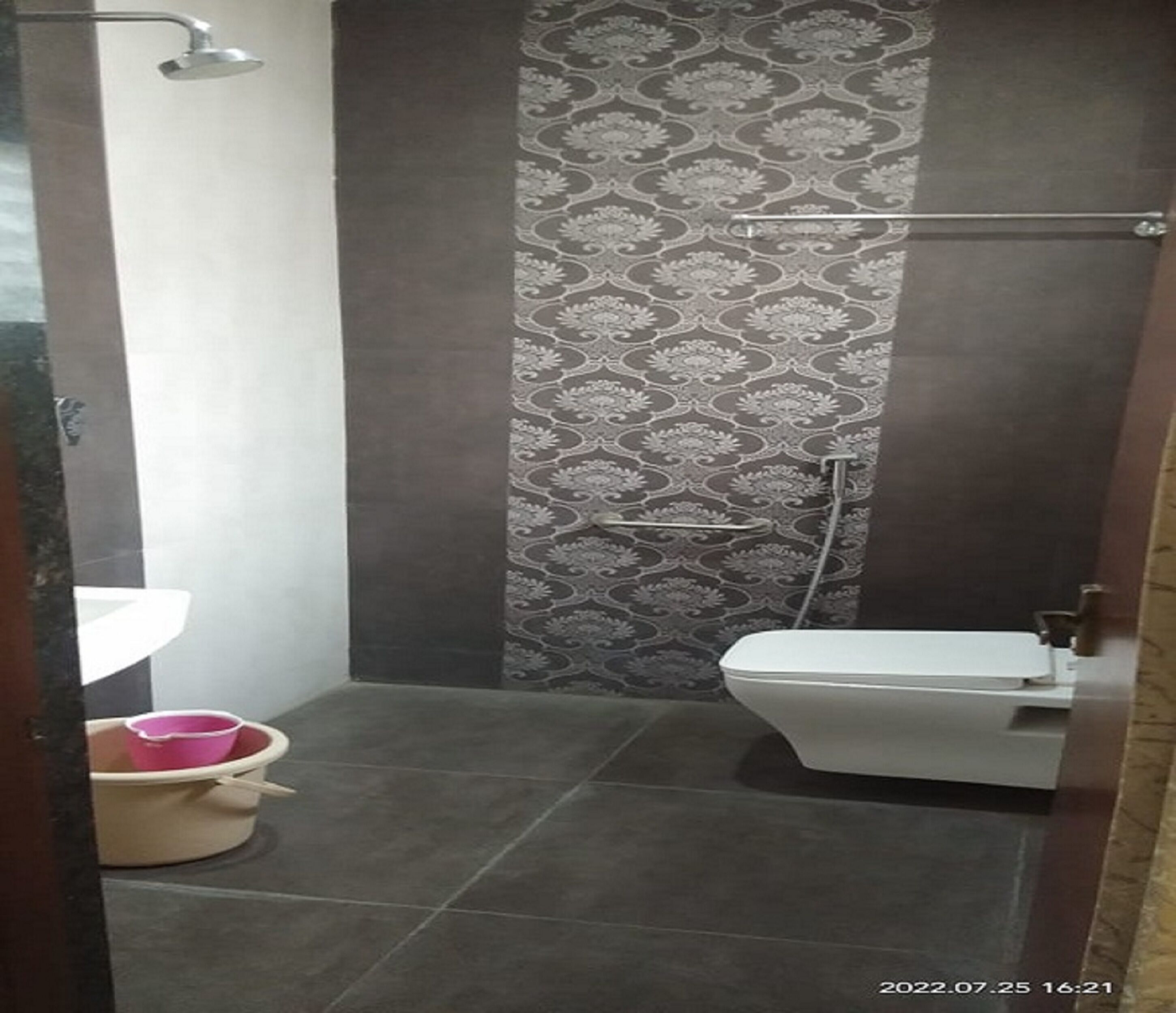 Un bagno piccolo con il water, una doccia e un lavandino.