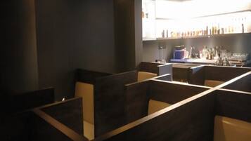 2 bars/lounges