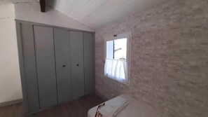 1 bedroom, travel cot, bed sheets