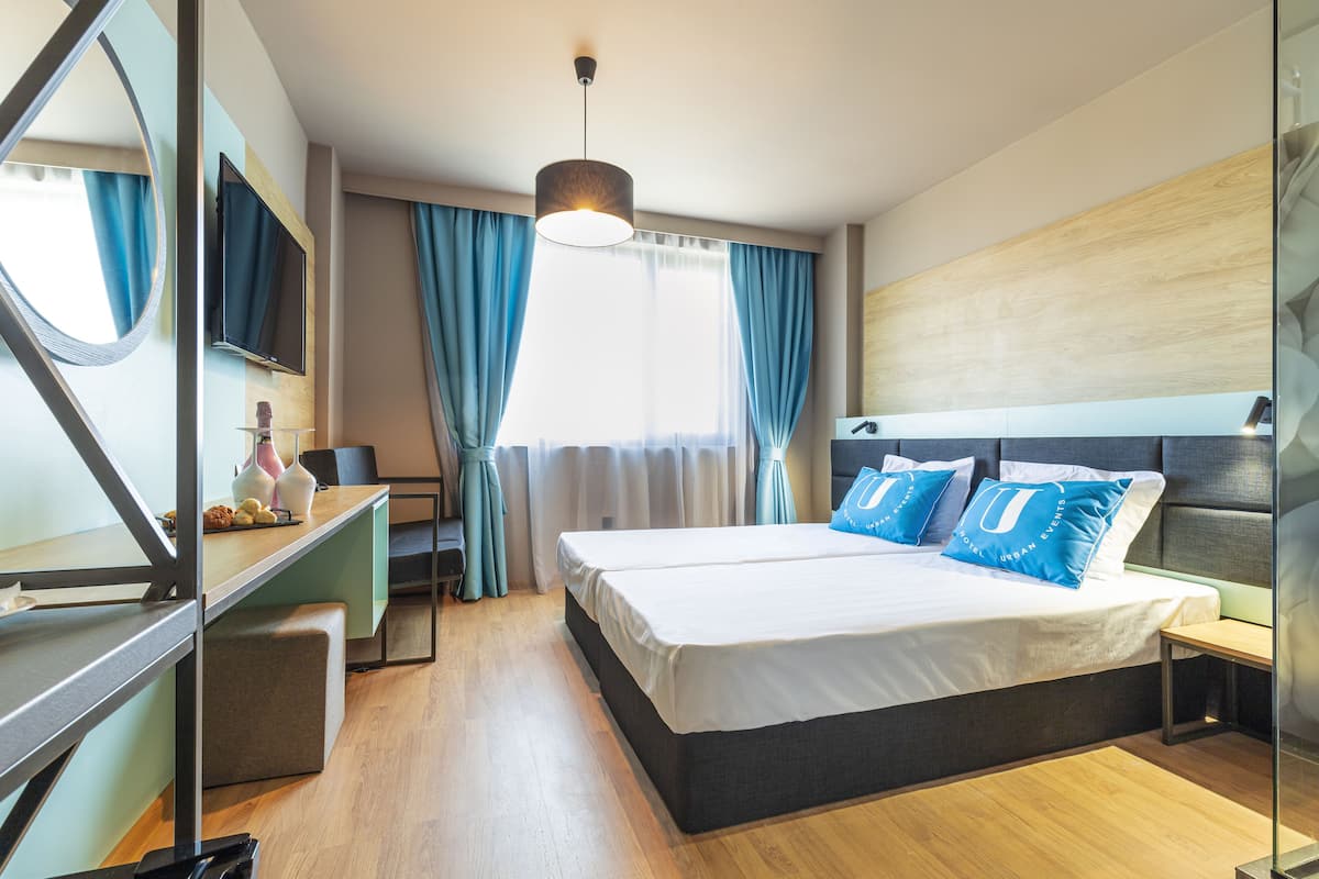 Standaard kamer, 1 twee- of 2 eenpersoonsbedden | Een minibar, een kluis op de kamer, verduisterende gordijnen