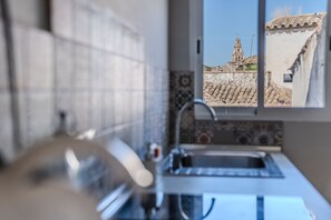 Quarto casal superior, suíte | Vista da propriedade