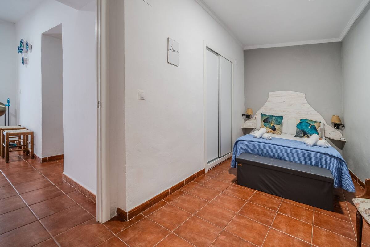 Ein Schlafzimmer mit einem Bett, Nachttischen und einer Bank.