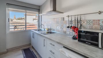 Chambre supérieure double, salle de bain attenante | Cuisine partagée