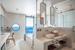 Habitació doble de luxe, 1 llit de matrimoni, vistes al mar | Llençols de cotó egipci i roba de llit d'alta qualitat 