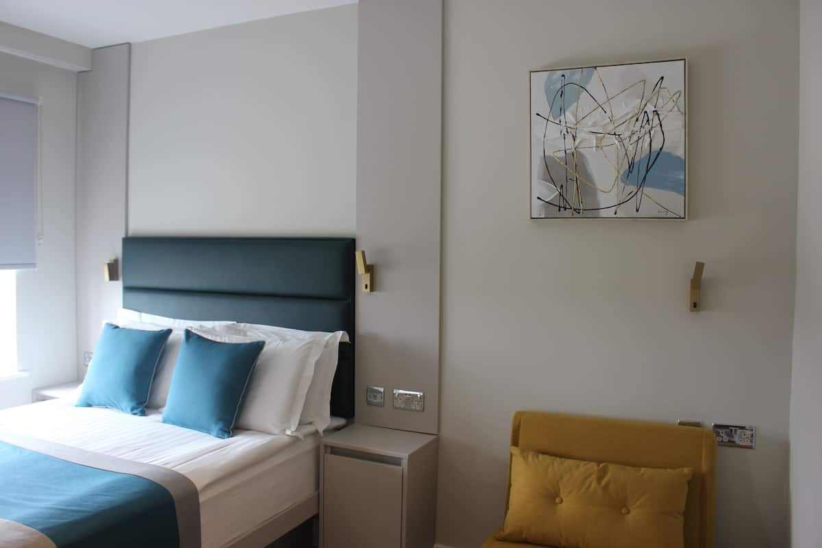 Hypo-allergenic bedding, in-room safe, desk, blackout curtains