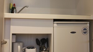 Réfrigérateur, micro-ondes, plaque de cuisson, grille-pain