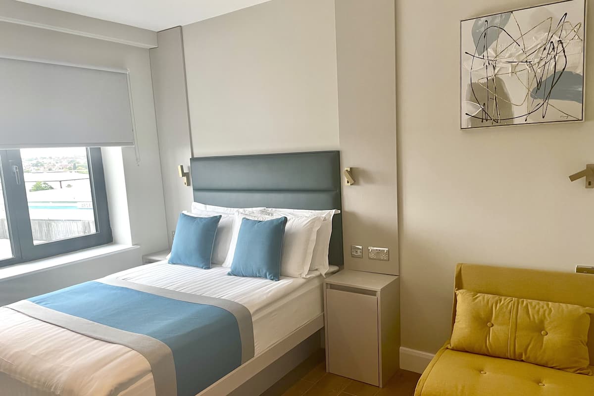 Hypo-allergenic bedding, in-room safe, desk, blackout curtains