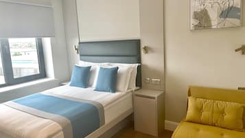 Hypo-allergenic bedding, in-room safe, desk, blackout curtains