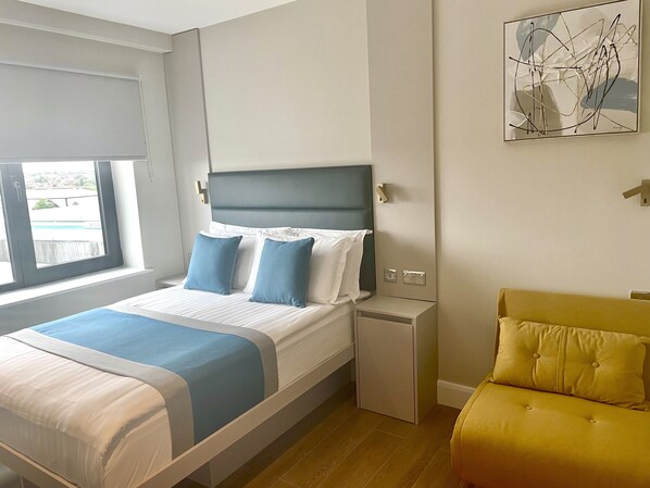 Hypo-allergenic bedding, in-room safe, desk, blackout drapes