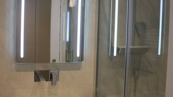 Shower, rainfall showerhead, free toiletries, hair dryer