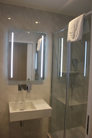 Shower, rainfall showerhead, free toiletries, hair dryer