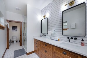 Shower, hair dryer, towels - Downtown Location, Walk to Town, Close to River, AC (Pagosa Springs)