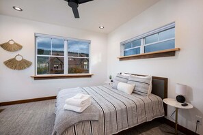 3 soverom, skrivebord, strykejern/-brett og wi-fi (inkludert)