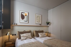 Een strijkplank/strijkijzer, wifi, beddengoed