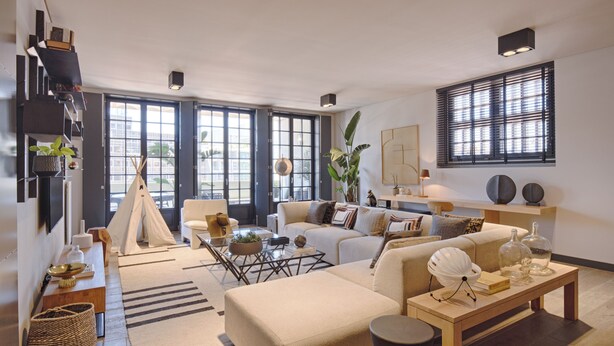 En moderne stue med sofa, sofabord og et tipi.