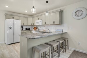 冰箱、微波炉、烤箱、炉灶