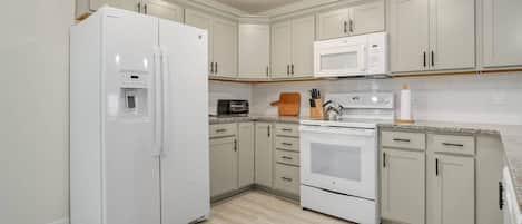 Frigorifero, microonde, forno, piano cottura