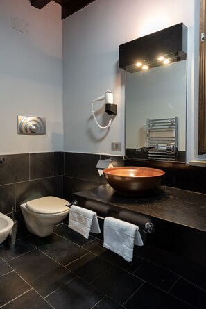 Kahden hengen perushuone | Kylpyhuone | Suihku, sadesuihkupää, hiustenkuivaaja, tohvelit