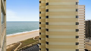 Een hoog gebouw met uitzicht op het strand.