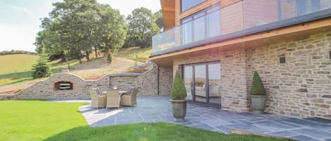 المنشأة من الخارج