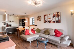 Fernseher, DVD-Player, Bücher