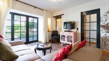 Fernseher, DVD-Player, Bücher