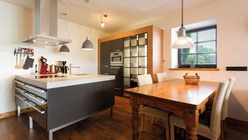 Kühlschrank, Mikrowelle, Ofen, Geschirrspüler