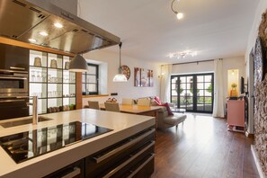 Kühlschrank, Mikrowelle, Ofen, Geschirrspüler