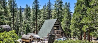 Reindeer A Frame Cabin, hot tub, pet friendly